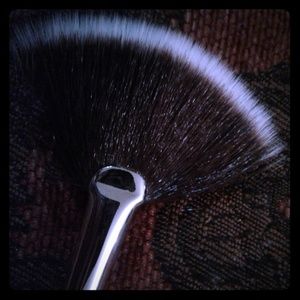 BRAND NEW IT COSMETIC FAN BRUSH